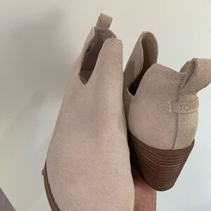 TOMS Women's Beige Suede Ankle Booties